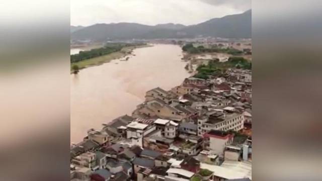 航拍灾后梅州蕉岭矮车村：仍有区域未退水，街道堆满淤泥