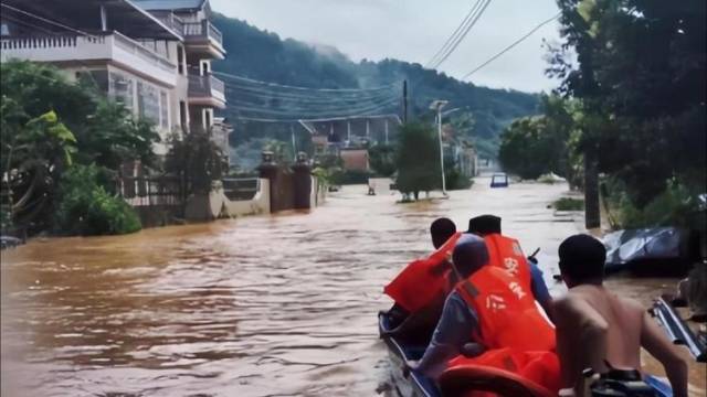 梅州暴雨后居民紧急互助转移！有好心人半夜敲车窗提醒撤离
