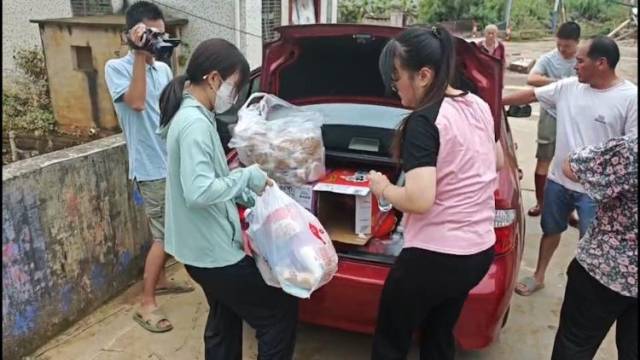 直击广东梅州蕉岭防汛一线，挨家挨户发放物资保障食物供应