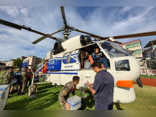 直击抢通道路后的梅州泗水镇:救援力量搬运物资协助转运伤员