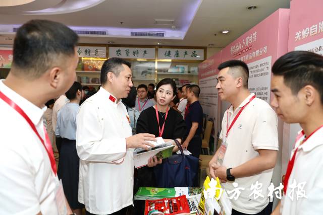 粤菜名厨现场向企业代表了解贵州黄牛食材。