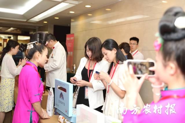 湾区渠道商、采购商现场了解贵州品牌农产品。