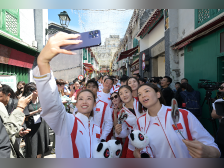 参观景点、做手工、大合照,内地奥运健儿与澳门街坊亲切互动