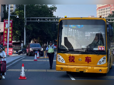 直击广州开学首日交警查校车现场：有车不按规定线路行驶被罚