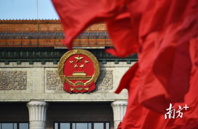 致敬功勋模范 弘扬英雄精神