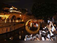 爆晒棚！迎月夜永庆坊“月亮桥”需限流，打卡只能停留3分钟