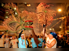 香港“大坑舞火龙”庆中秋，龙身长67米插了1万多支长寿香