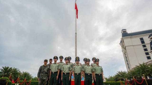 汕头南澳：国旗伴晨曦在北回归线升起！市民游客为新中国庆生