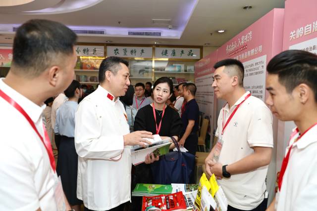 6月20日，贵州品牌农产品大湾区推介活动在广州市举行，各式贵州“土特产”摆满展台，吸引众多市民游客和采购商试吃、咨询。