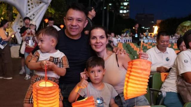 灯笼轻摇映月华，广州公园灯会美极了，外国友人直呼浪漫