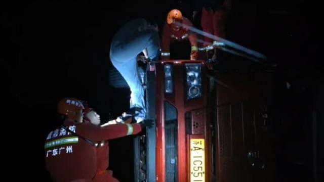 紧急救援！台风吹翻大货车，消防队员三分钟解救受困司机