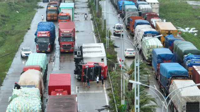 徐闻港口多台滞留货车被掀翻，司机：人没事，心疼受损车辆