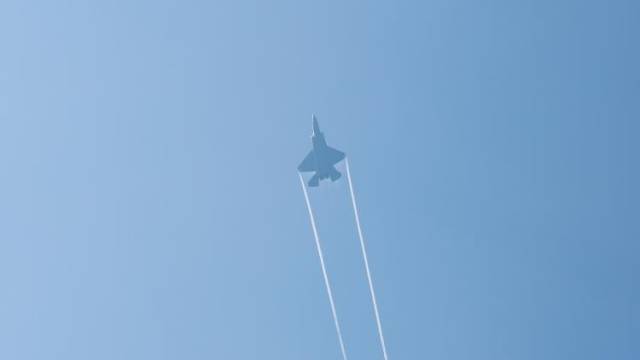 直击航展：惊艳首秀！中国新型隐形战机歼-35A亮相