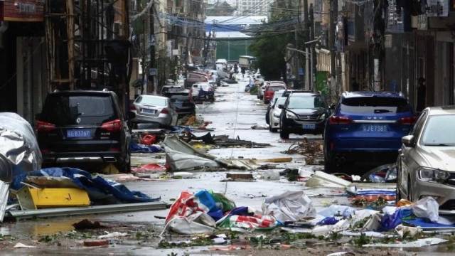 台风“摩羯”过境后，徐闻县城部分房屋和车辆损坏