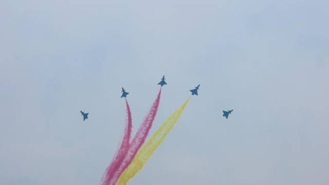 直击航展：“八一”飞行表演队驾驶歼-10战机上演空中特技