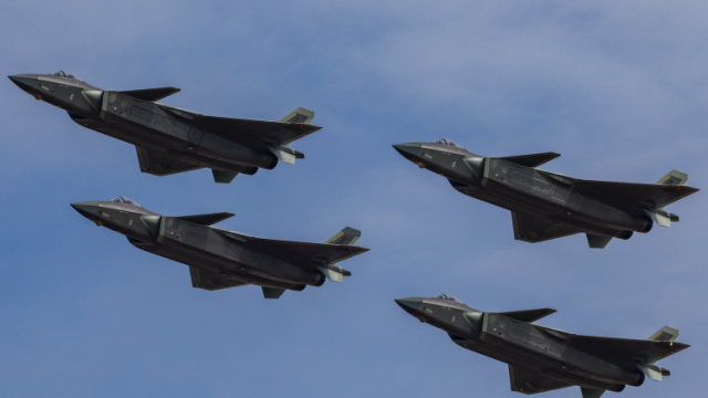 直击航展：震耳轰鸣，中国空军歼-20战机四机编队齐发