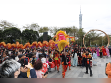 大年初十猎德村巡游迎春，城央大型巡游，队伍长达300米