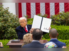 风暴中无人幸免:特朗普重击全球经济,危险关税战遭各方痛批