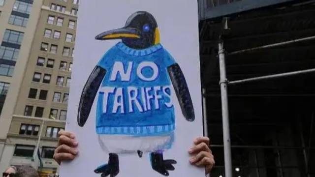 新关税政策或推高物价，美民众囤物资，电视电脑汽车成抢手货