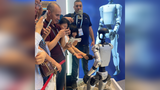 “顶流”向你发来一个握手，沉浸式体验机器人天团“交友群”