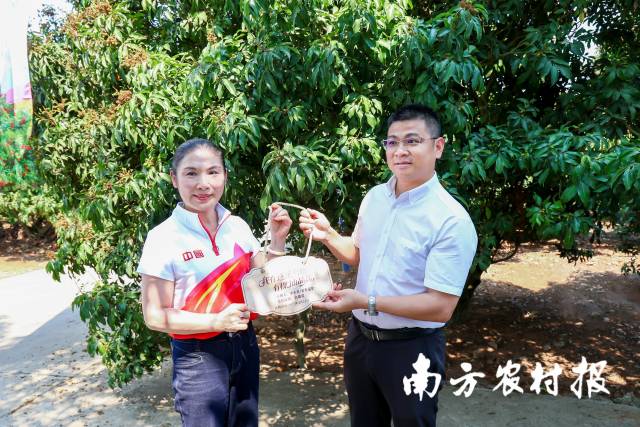 世界冠军李小燕女士与遂溪县委副书记喻锦扬  