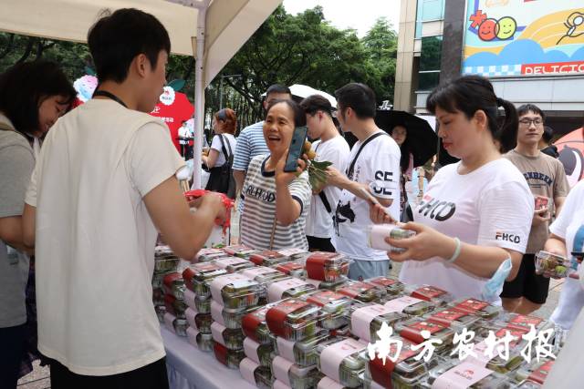活动现场，市民朋友纷纷用手机转发朋友圈，分享来自遂溪的甜蜜