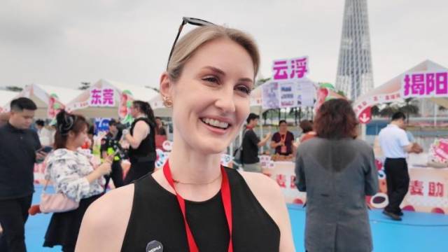 甜美来袭！外国小姐姐打卡“6·6给‘荔’节”为“荔”点赞