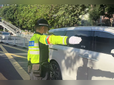 直击广州交警护航高考首日:羊城铁骑出动为考生提供应急援助