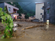 水火之中显身手，刘名芳钟威的反应与决断并非偶然