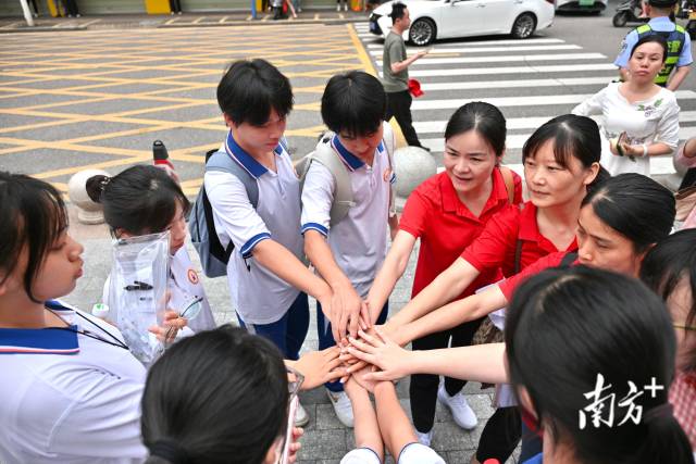 “题名金榜,加油!” 考点外,送考老师们的声音响亮,和学生们一起加油鼓劲。 南方+记者 曾亮超