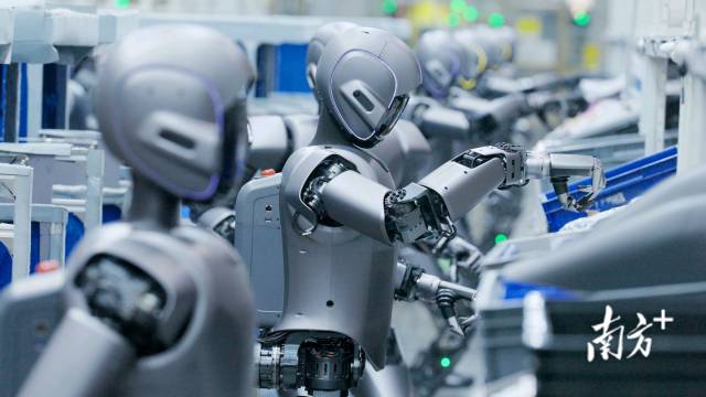 今年3月,数十台优必选工业人形机器人Walker S1开展了全球首例多台、多场景、多任务的协同实训。(图源:优必选) 今年3月,数十台优必选工业人形机器人Walker S1开展了全球首例多台、多场景、多任务的协同实训。(图源:优必选)