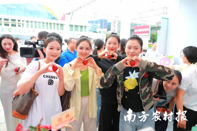 2025年粤黔协作助农促消费产销对接活动上，黔西南州市民向惠州荔枝表达“爱”。