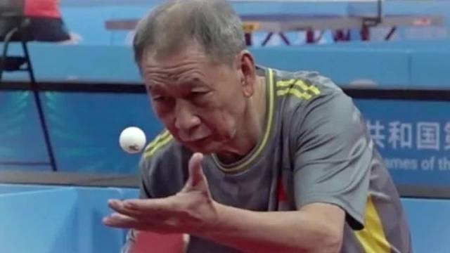 81岁香港阿伯站上十五运会赛场！退休后才在小区学打乒乓球