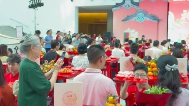 汕头奶奶用手机全程记录孙子“出花园”仪式，“非常重要！”