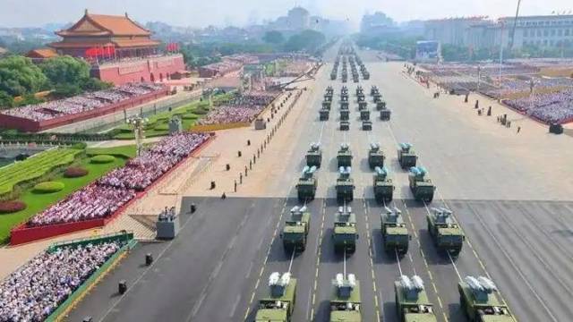 连线阅兵现场的港澳地区全国政协委员：阅兵是国力强大的表现