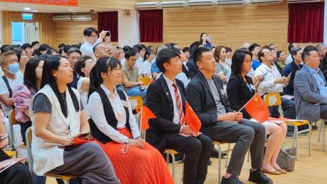香港中学生观看阅兵式直播：气势恢宏！要铭记历史、珍惜和平