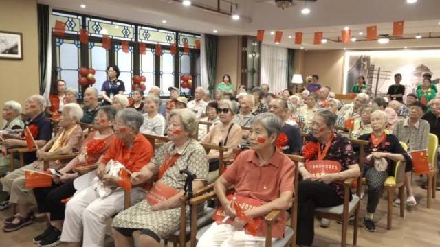 广州养老院集体看九三阅兵，老人感慨军事装备发展突飞猛进