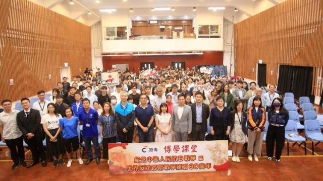 香港校长阅兵现场拍vlog鼓励学生，学生称要为国家奋斗