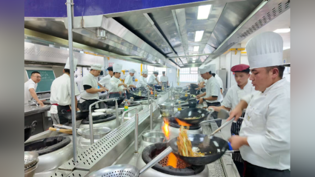 新疆餐桌上的老广味道：喀什学生称爱上粤菜清淡口味想开店