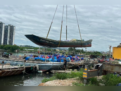 “桦加沙”进入南海,汕尾提升预警,碣石港将小船吊上岸避风