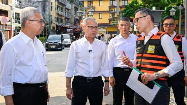 岑浩辉及官员到各区了解应急部署，澳门预计下午改挂8号风球