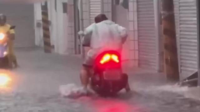 台风“桦加沙”致台湾4500户停电，34起灾情，6人受伤