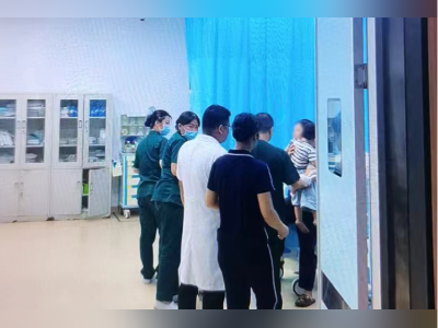 家长带断指幼童来穗就医,担心台风天封路求助!警车到站接送