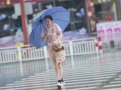 受“桦加沙”影响，吴川市台风红色预警生效中，未来两日将迎暴雨