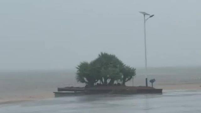 记者直击台风“桦加沙”：沙扒镇月亮湾风雨呼啸