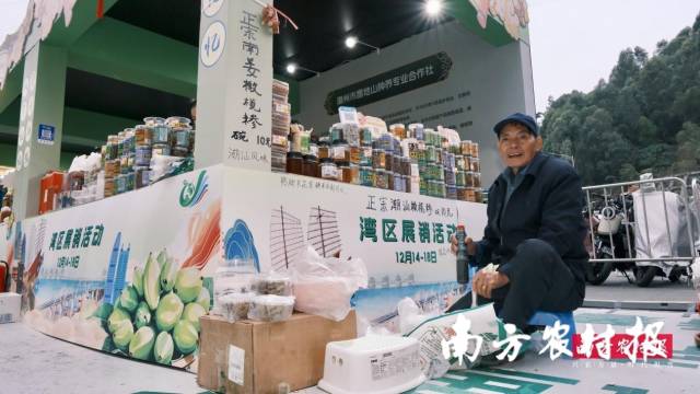 第二届潮州（潮安）美食文化周暨2025潮州橄榄文化周湾区展销活动将在深圳市罗湖区莲塘口岸兰亭国际前广场举行。图为往届英歌舞表演、舂南姜橄榄糁。
