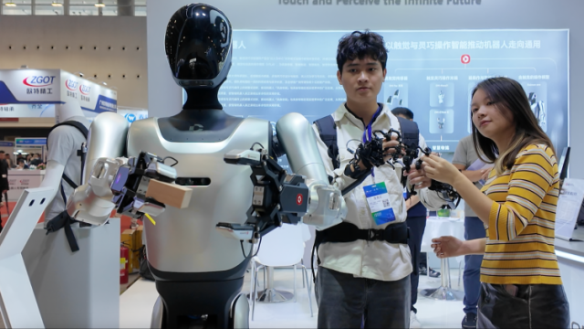 追“浪潮”掀“热潮”！记者“操控”机器人看大湾区创新协同