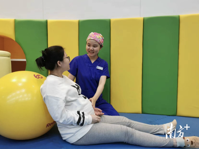 广州市妇女儿童医疗中心产房护士长颜凤指导孕妇练习呼吸法。