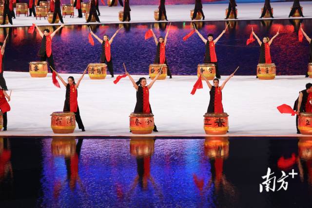 11月9日，第十五屆全運會在廣州開幕，潮州二十四節令鼓震撼開場，150名青少年鼓手以青春之鼓擂動傳統之聲，點燃現場氣氛。南方+記者 蘇韻樺 攝