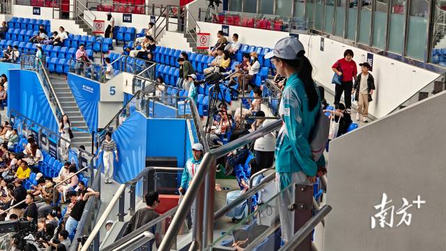 志愿者在賽場維持秩序。 志愿者在賽場維持秩序。